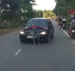 Thanh nien chan oto giua duong roi nam tren nap capo hinh anh