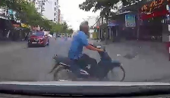 Cu gia khong doi mu bao hiem tat ngang dau oto suyt gay tai nan hinh anh