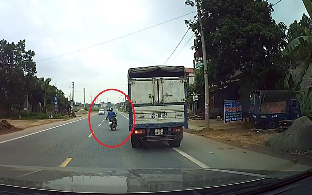 Sang duong khong quan sat, xe may suyt gay hoa cho oto hinh anh