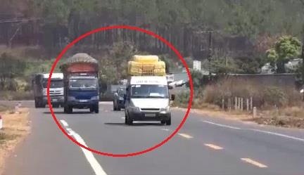 Noi bat an tu xe khach cho hang cong kenh tren quoc lo hinh anh