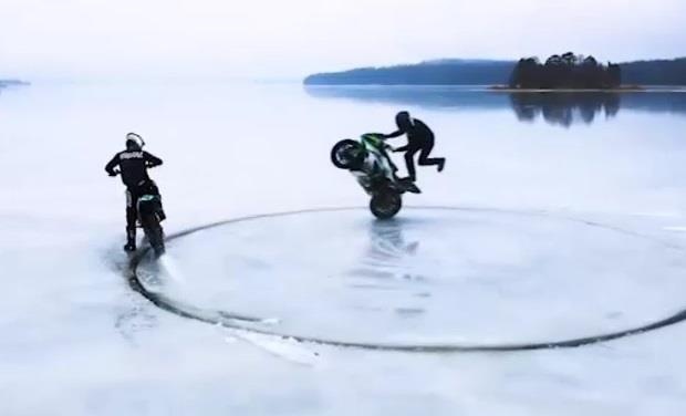 Man bieu dien moto tren bang doc dao hinh anh