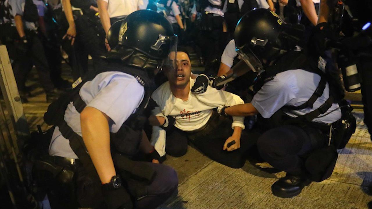 Bieu tinh lon nhat thap ky bien thanh bao luc o Hong Kong hinh anh