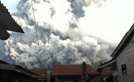 Nui lua phun cot tro khong lo cao 7 km o Indonesia hinh anh
