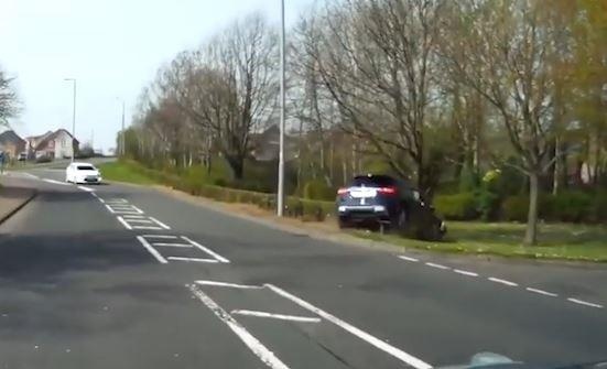 Oto bat ngo phi ra duong roi quay dau dam vao goc cay o Scotland hinh anh