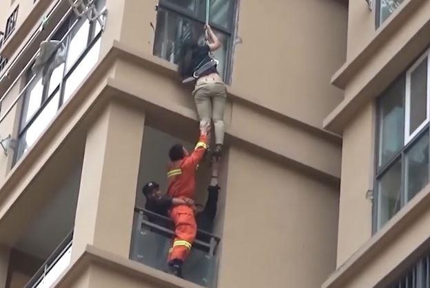 Co gai lieu mang treo ra cua so tang 6 tron ga ban trai vu phu hinh anh