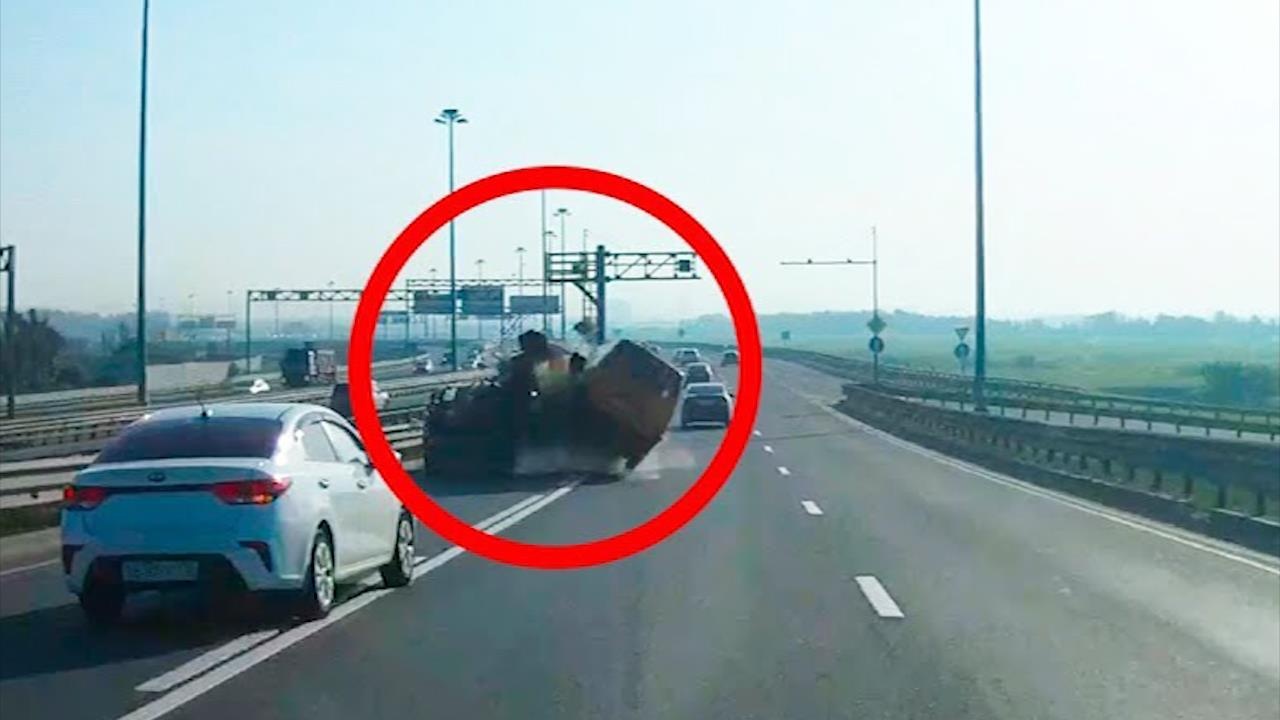 Xe ban tai dung giua duong khien oto tong vao phia sau hinh anh