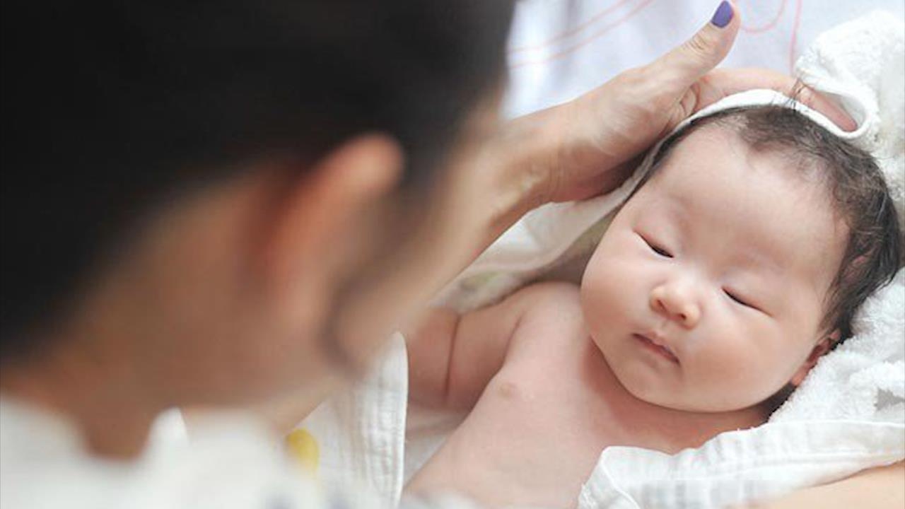 Mua ban tre em nup bong cho, nhan con nuoi hinh anh