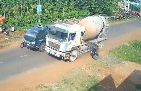 Xe tron be tong lan lan dam nga nguoi phu nu chay xe may hinh anh