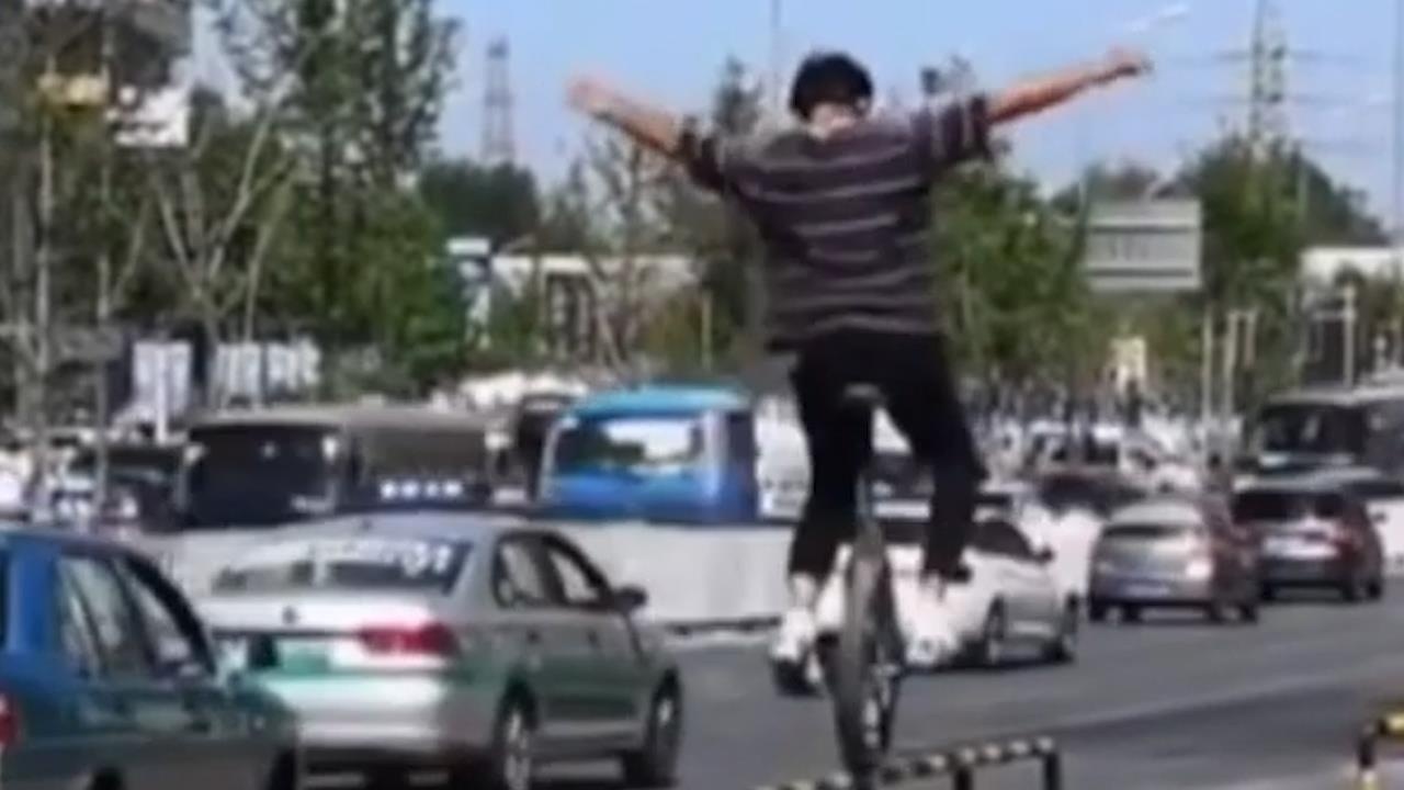 Thanh nien lieu linh di xe mot banh tren dai phan cach hinh anh