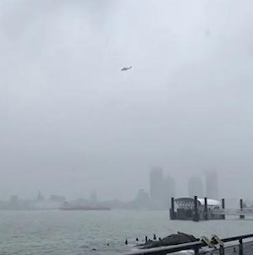 Truc thang chao dao truoc khi dam vao noc cao oc o New York hinh anh