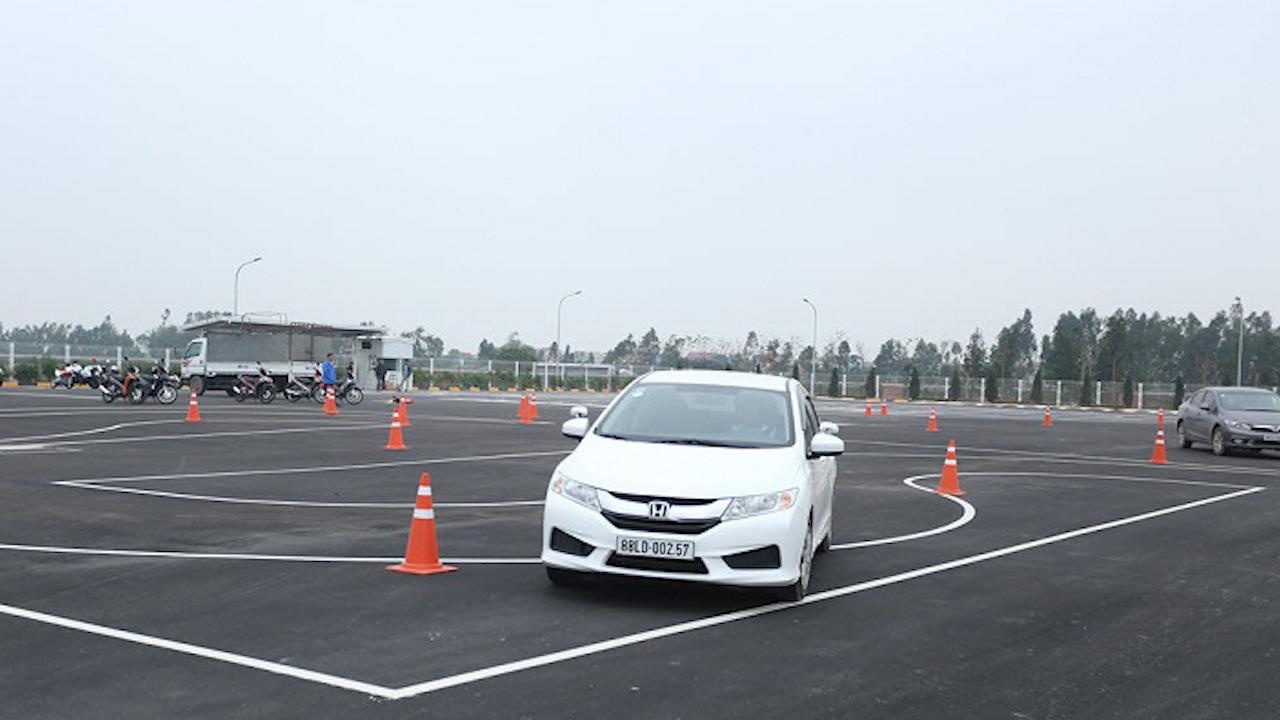 M﻿ua ban, su dung giay phep lai xe gia hinh anh