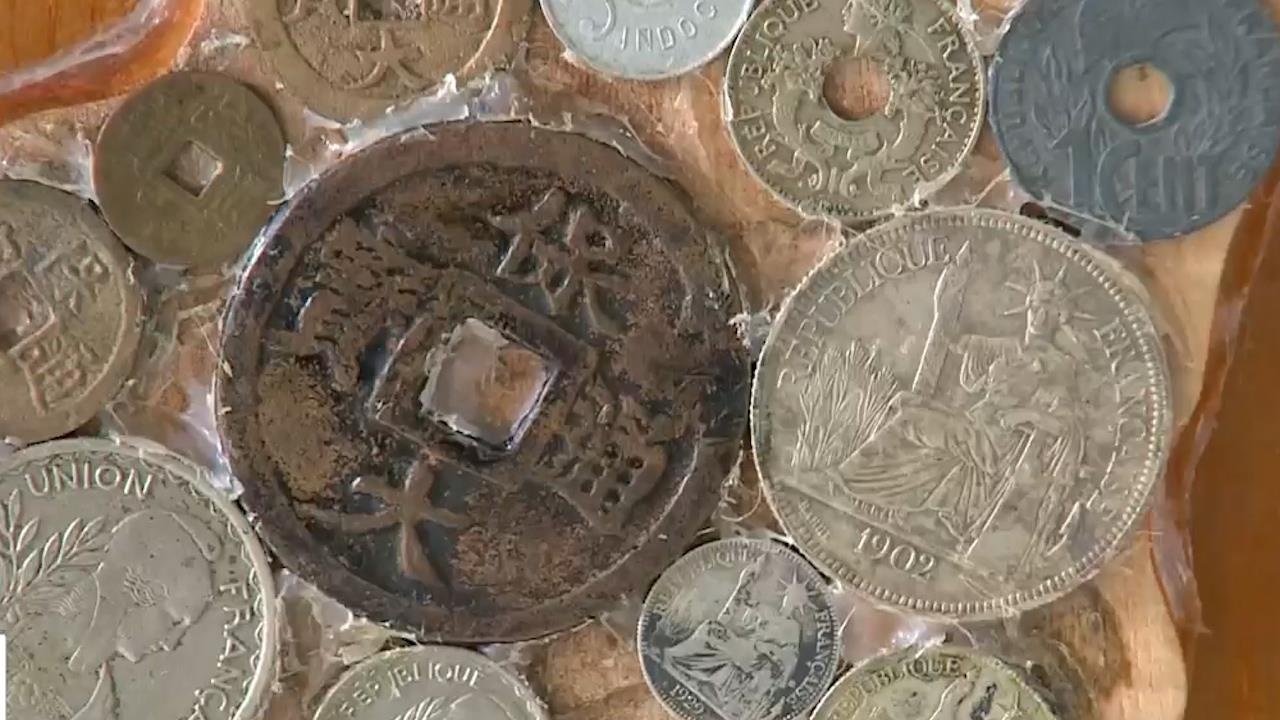 Nguoi dan ong mien Tay mang tien moi doi lay tien 'cu' hinh anh