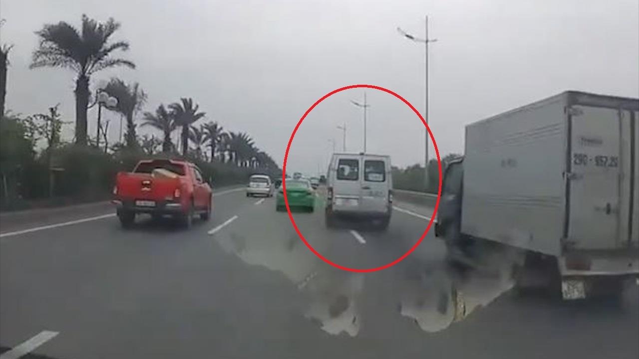 Xe khach tat ngang, lan lan voi oto tren duong hinh anh