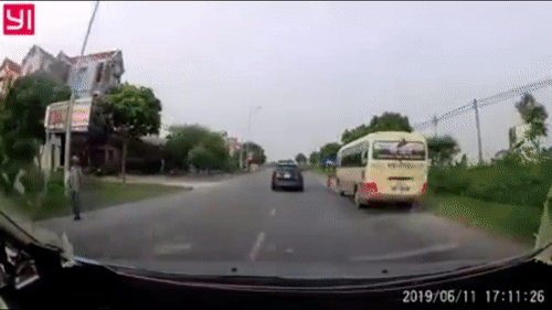 Oto be lai xuat than cuu song be trai lao sang duong hinh anh