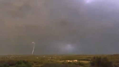 Tia lua dien 'xe toac' mot goc bau troi bang Texas cua My hinh anh