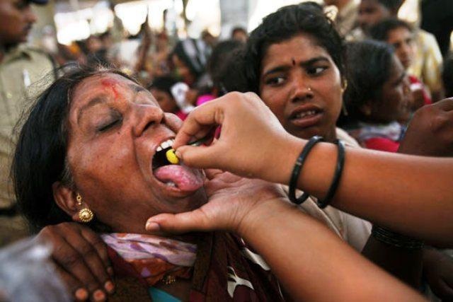 Hang nghin nguoi nuot ca song de chua benh hinh anh