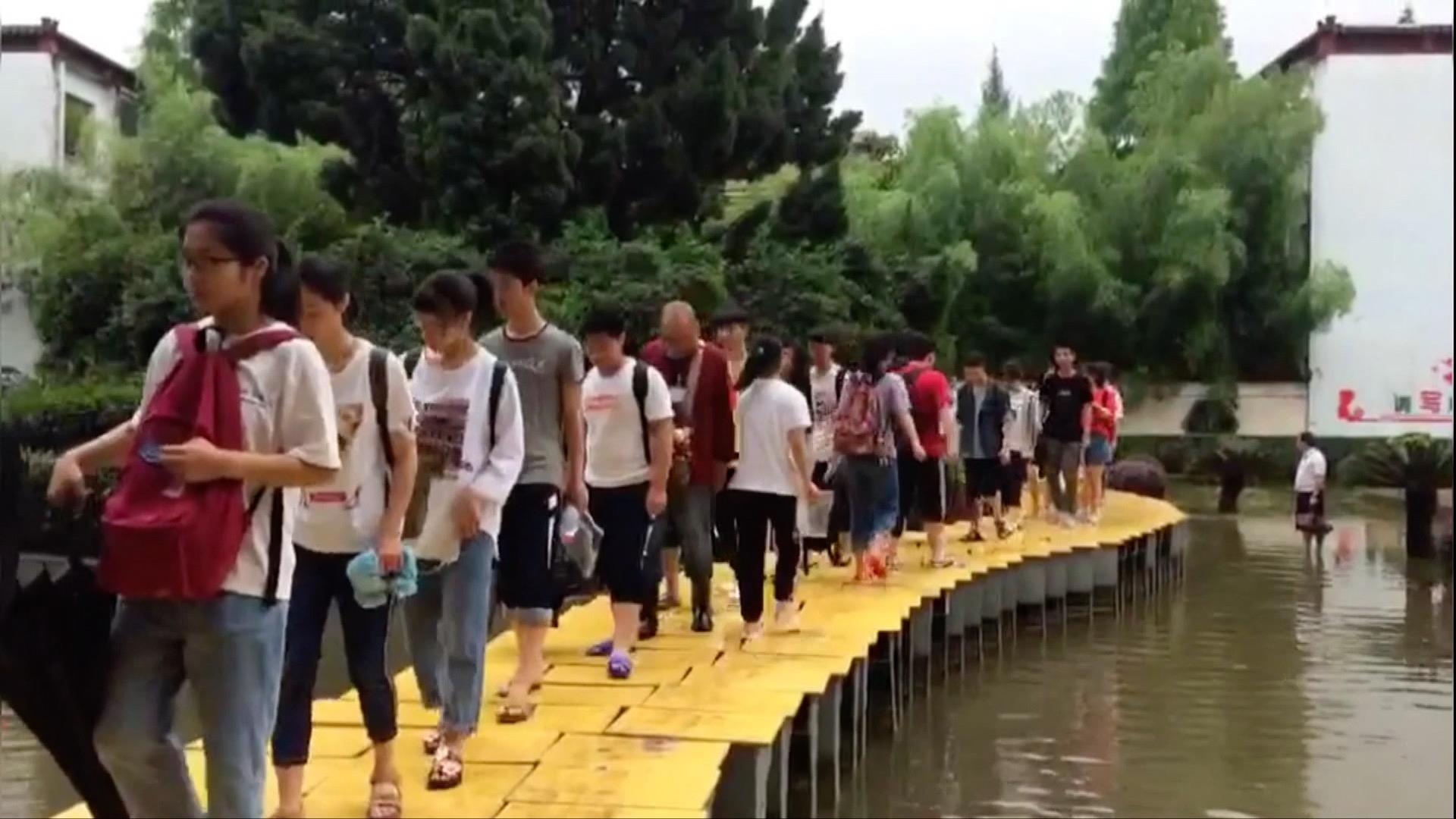 Giao vien dung ban hoc 'xay' cau cho hoc sinh vao phong thi hinh anh