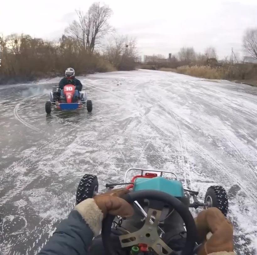 Dua xe 4 banh ky quai tren dong song bang hinh anh