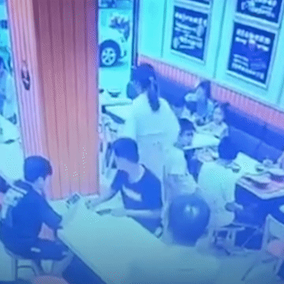 Thai phu tat do an nong vao em be mot tuoi vi lam on hinh anh