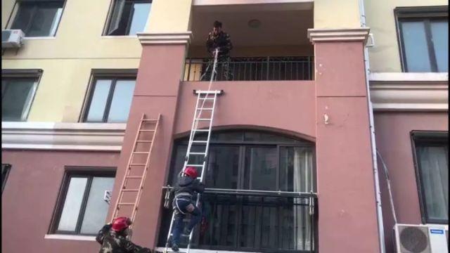 Cu gia 66 tuoi treo len gia phoi do de cuu nguoi phu nu bi nga hinh anh