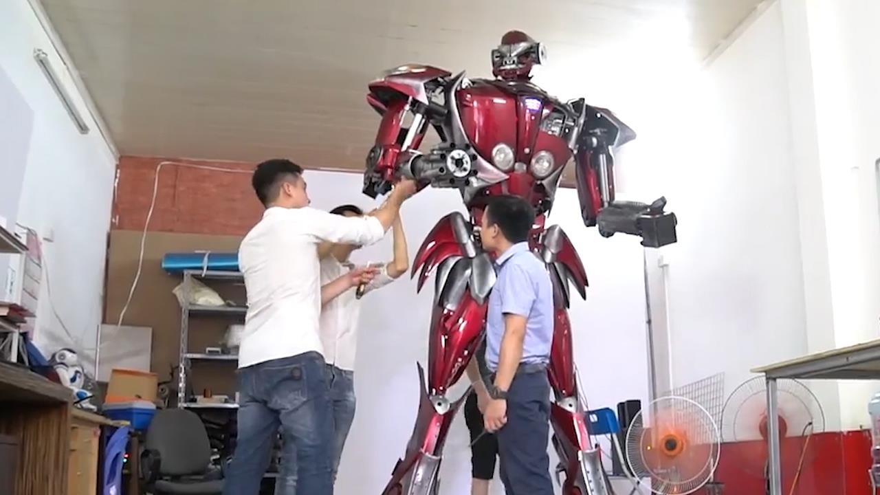 Nhom 9x Ha Noi di xin phe lieu xe may lam robot khong lo hinh anh