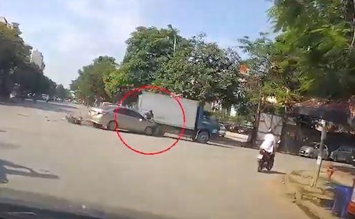 Nguoi dan ong bi ket giua xe tai va oto may man thoat chet hinh anh