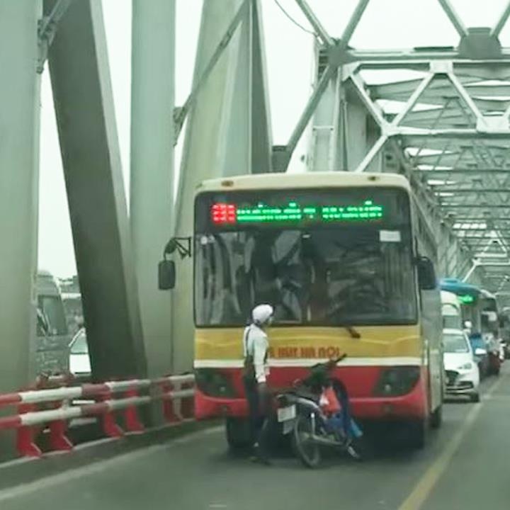 Thanh nien 'ho bao' chan dau xe buyt, bat lui xe nhuong duong hinh anh