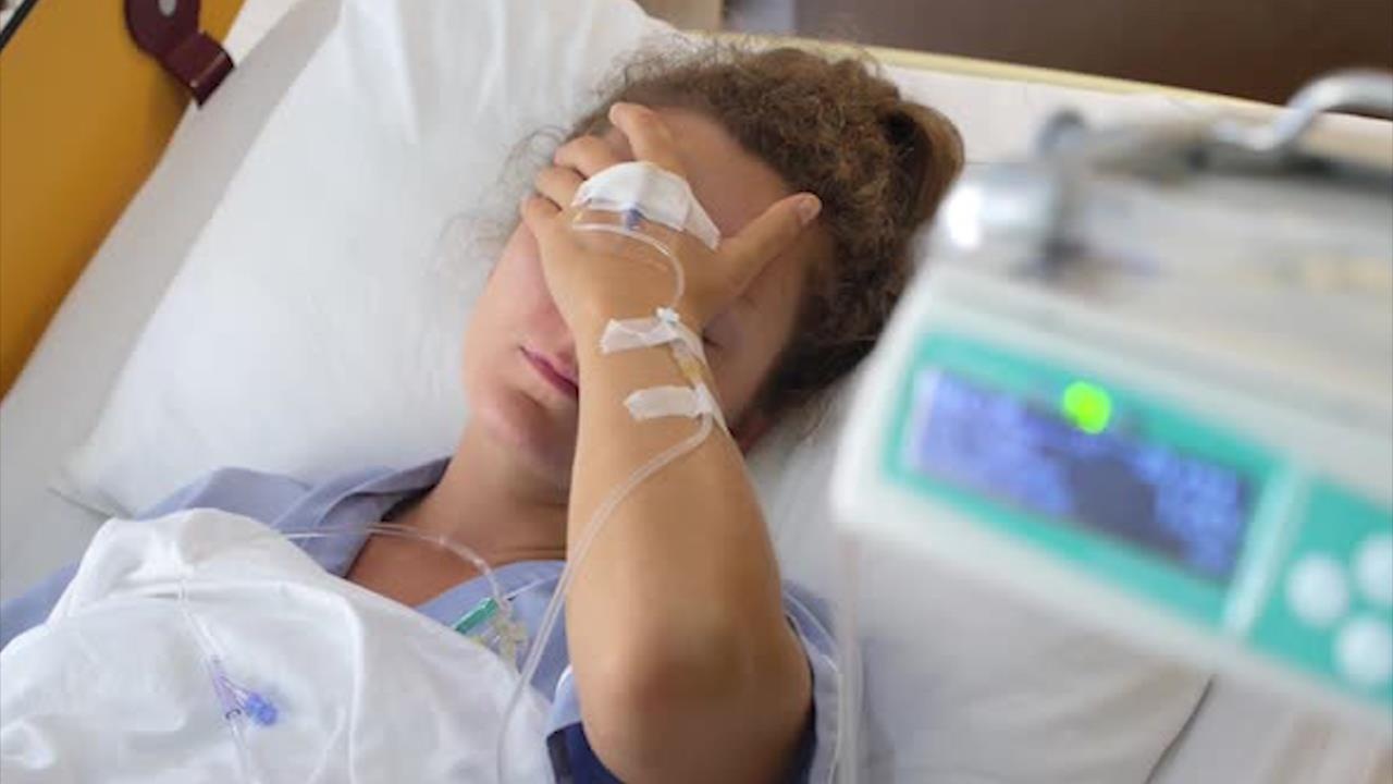 Nhin an sang nhieu nam, bung cua nu benh nhan chua 7.750 vien soi mat hinh anh