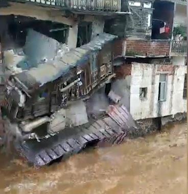 Lu lut cuon troi toa nha o Trung Quoc hinh anh