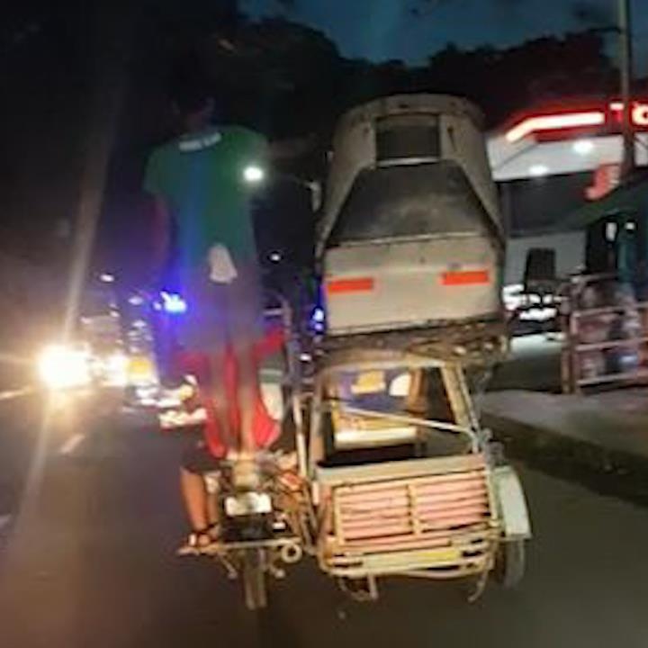 Hanh khach lieu linh dung tren yen xe ba gac cho hang cong kenh hinh anh