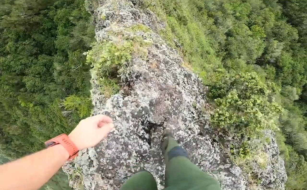 Man di bo thot tim tren dinh nui cao chot vot hinh anh