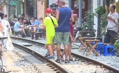 Chap nhan mao hiem muu sinh, chup anh sat tuyen duong tau chay hinh anh