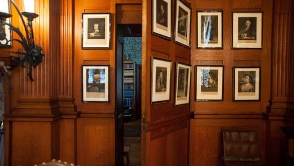 Ngoi nha co nhieu duong ham bi mat khien chinh gia chu co the bi lac hinh anh