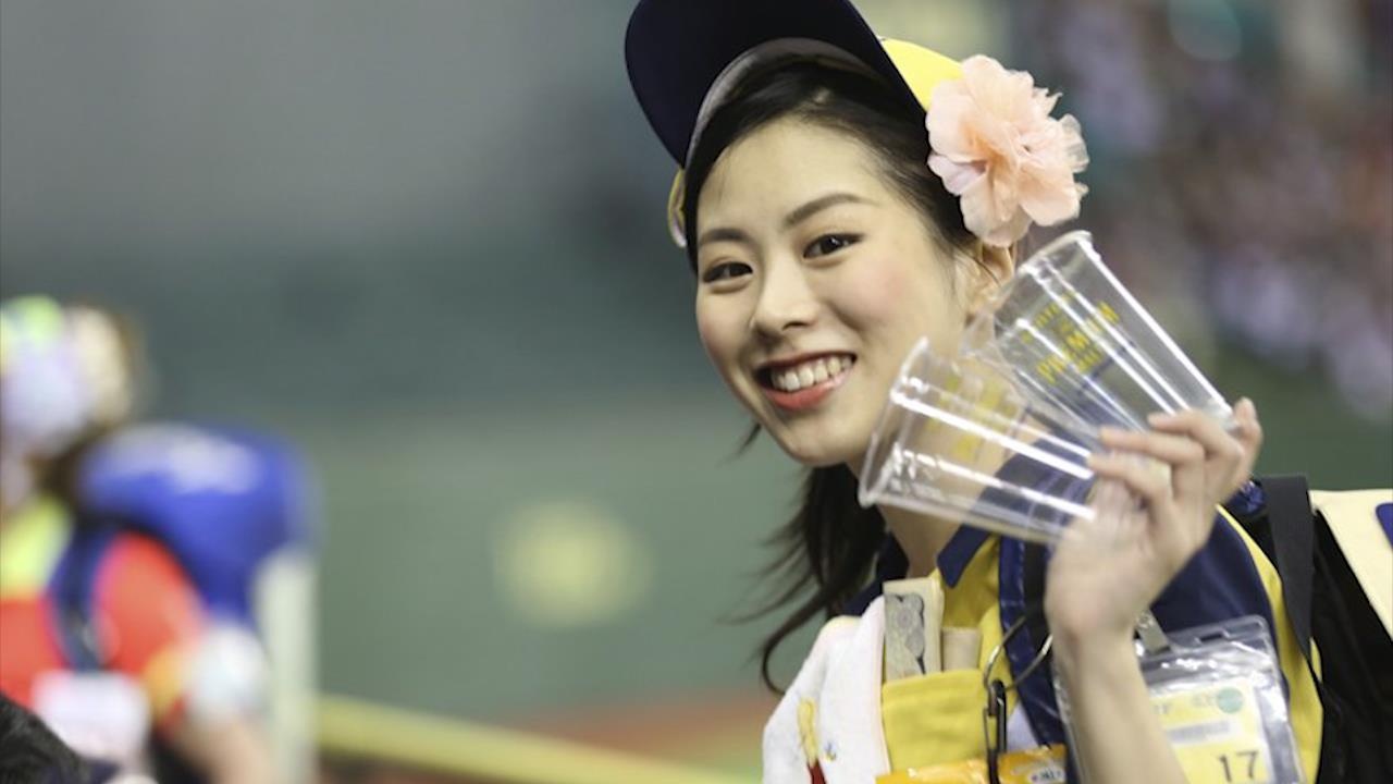 Nhung co gai Nhat cong 17 kg bia di ban tai san van dong hinh anh