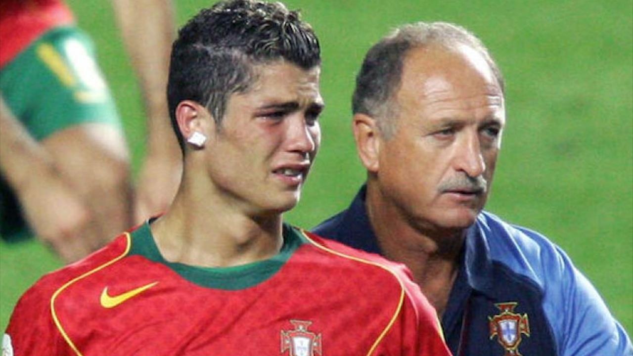 Tran cau lich su da lam Ronaldo roi le hinh anh