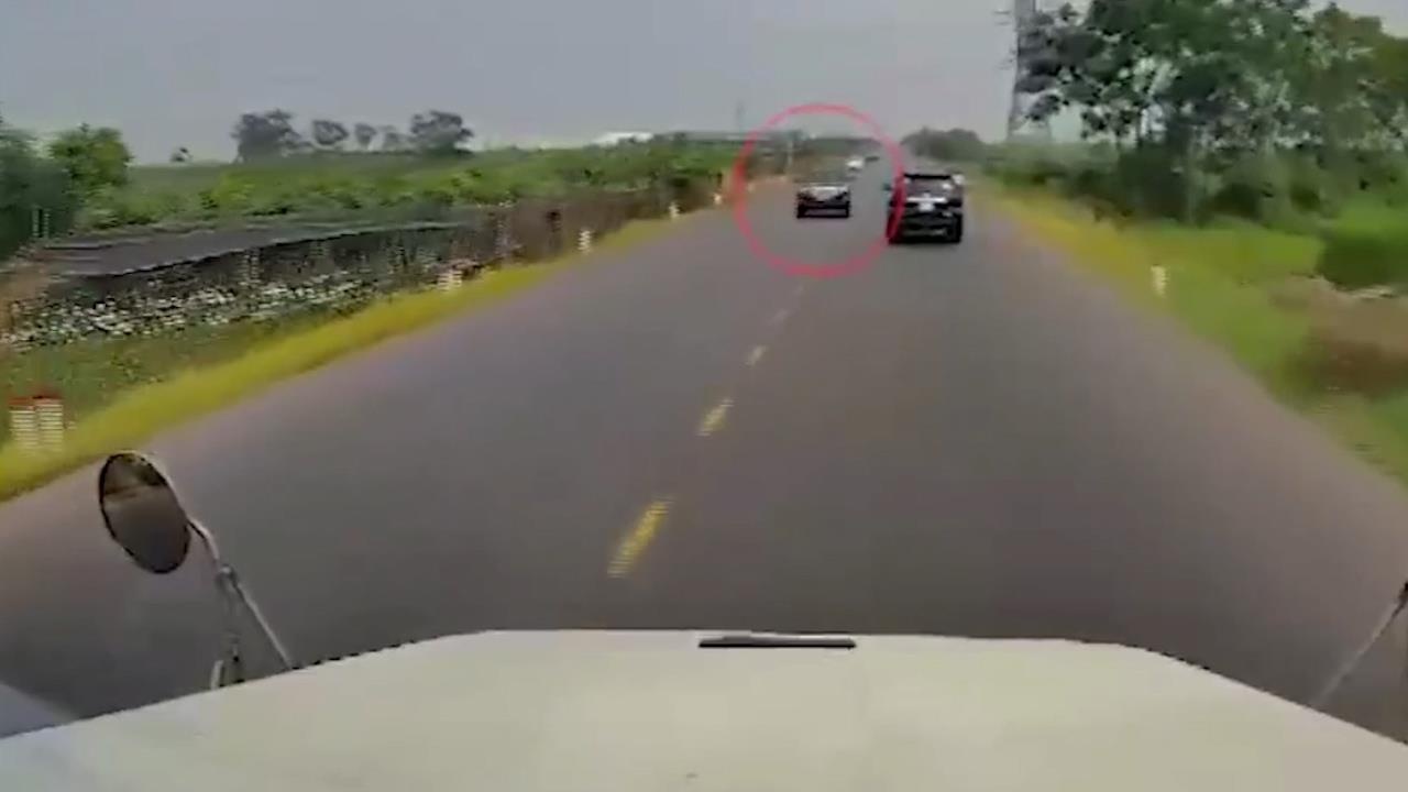 Tai xe oto ngu gat dam vao suon container hinh anh