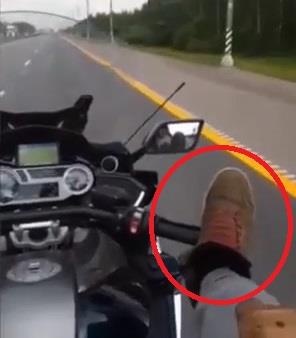 Lai xe 130 km/h bang chan va nhan tin, nam blogger thiet mang hinh anh