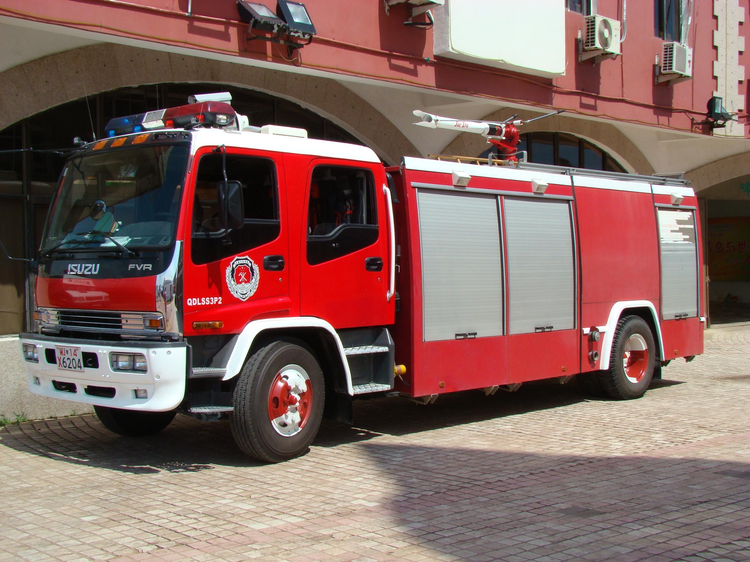 Doi cuu hoa 'mang' xe chua chay cho be trai di cap cuu hinh anh