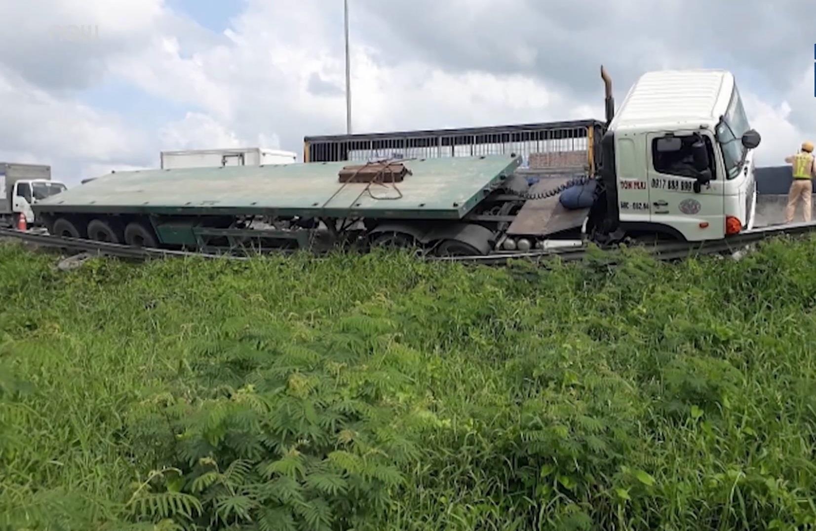 Thoat chet sau tai nan lien hoan tren cao toc Trung Luong hinh anh