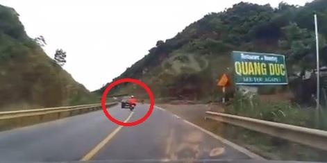 Lai xe may song sot than ky sau khi dam vao oto hinh anh