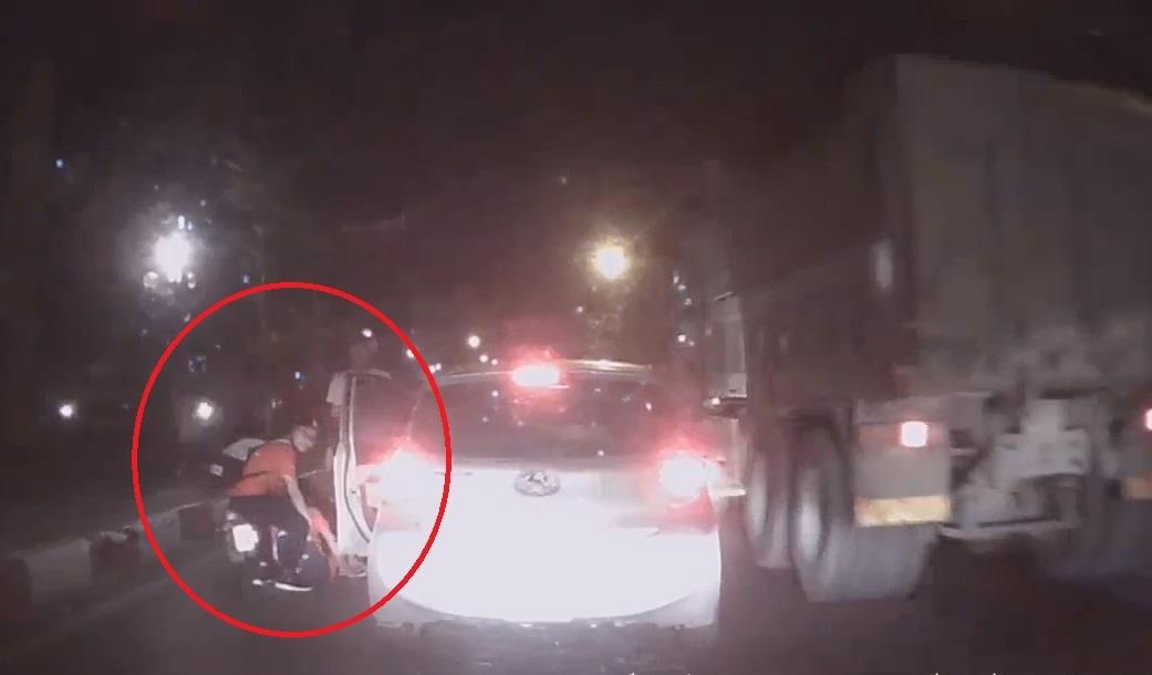 Sang duong au, xe may dam thang vao oto hinh anh