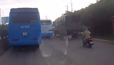 Xe khach 'don nga' xe may te xuong gam xe tai hinh anh