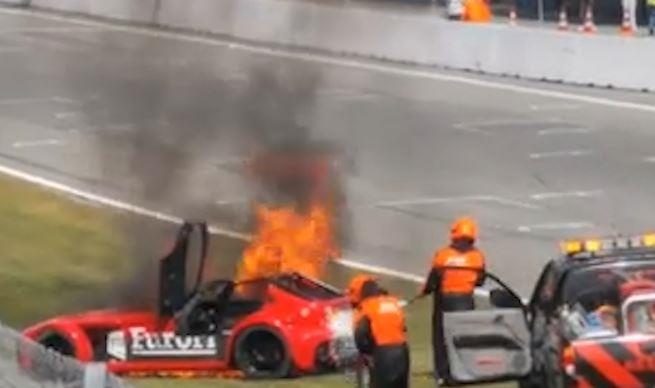 Xe dua dam vao rao chan roi boc chay o Ha Lan hinh anh