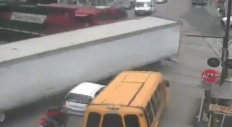 Container vuot den bao hieu bi tau lua dam thang o Mexico hinh anh