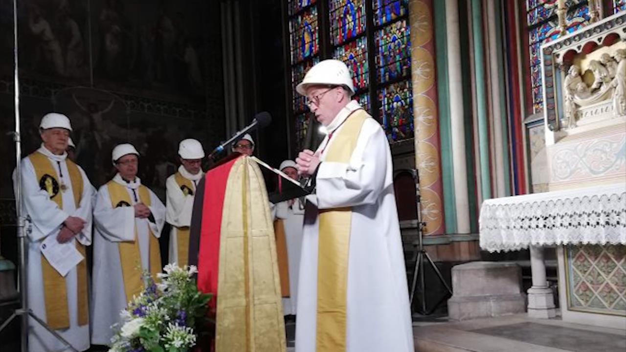 Thanh le dau tien tai Nha tho Duc Ba Paris sau vu chay chan dong hinh anh