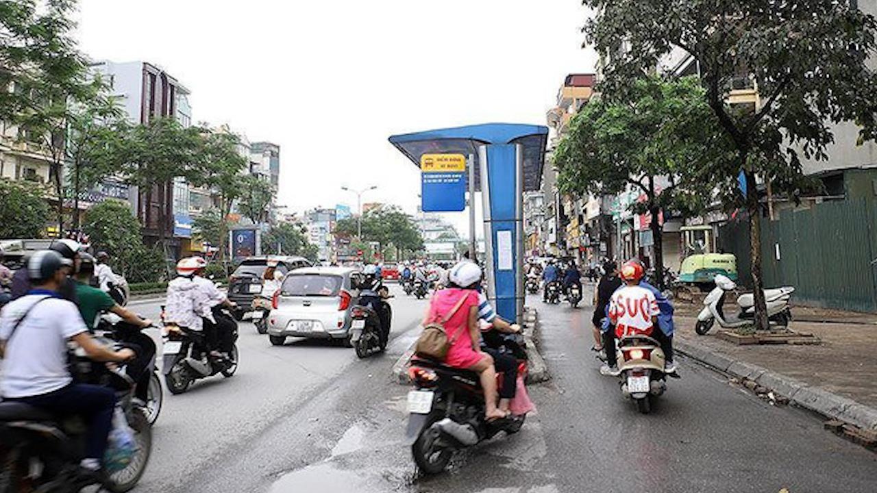 Nha cho xe buyt bong nhien ‘moc’ giua duong hinh anh