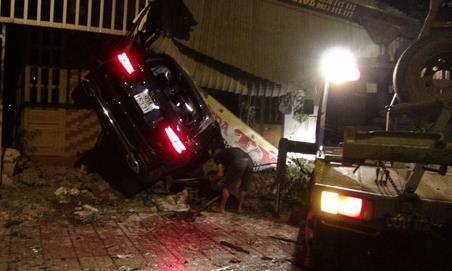 Hien truong xe Mercedes tong lien tiep 3 nha dan ben duong hinh anh