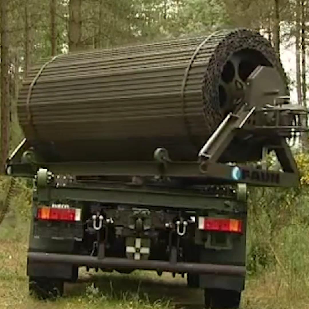 Xe quan doi trai 50 m mat duong kim loai trong 10 phut hinh anh