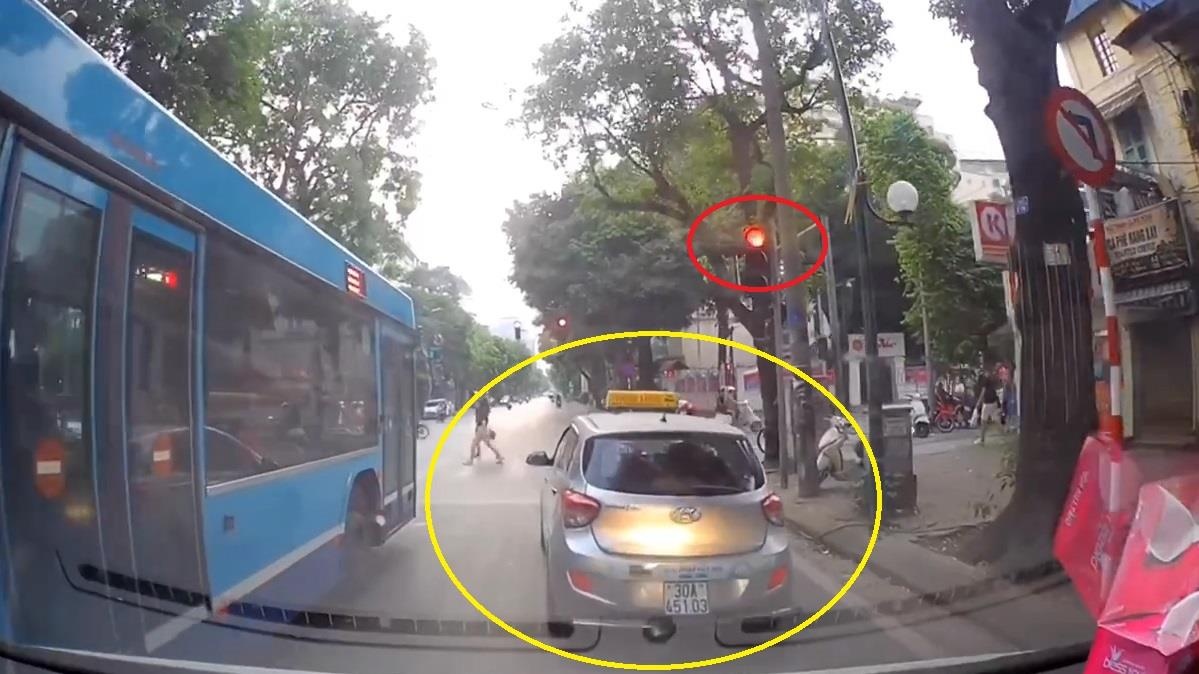 Taxi khong nhuong duong du xe cuu thuong hu coi lien tuc hinh anh