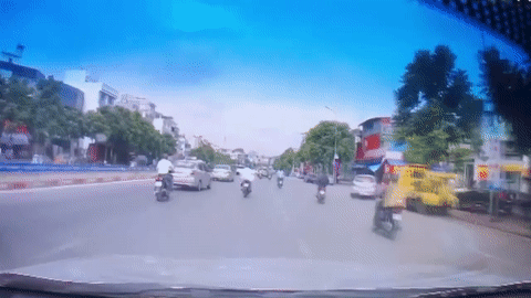 Vuot phai toc do cao, tong xe may truot nhieu met hinh anh